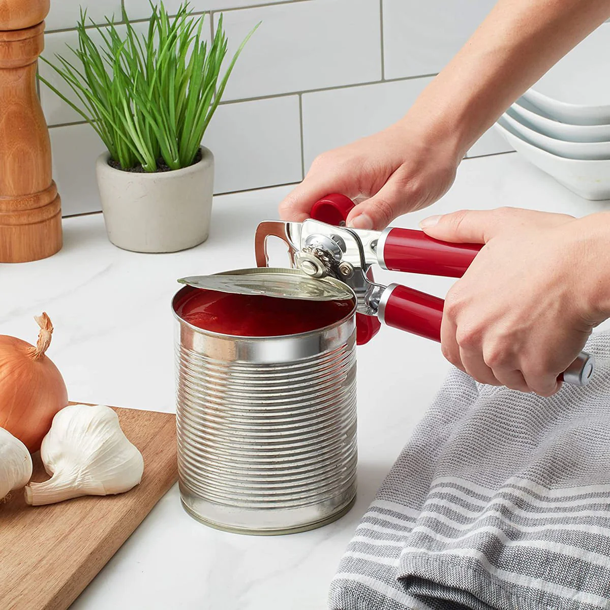 Abridor de Latas e Garrafas Clássico Vermelho KitchenAid - Image 3