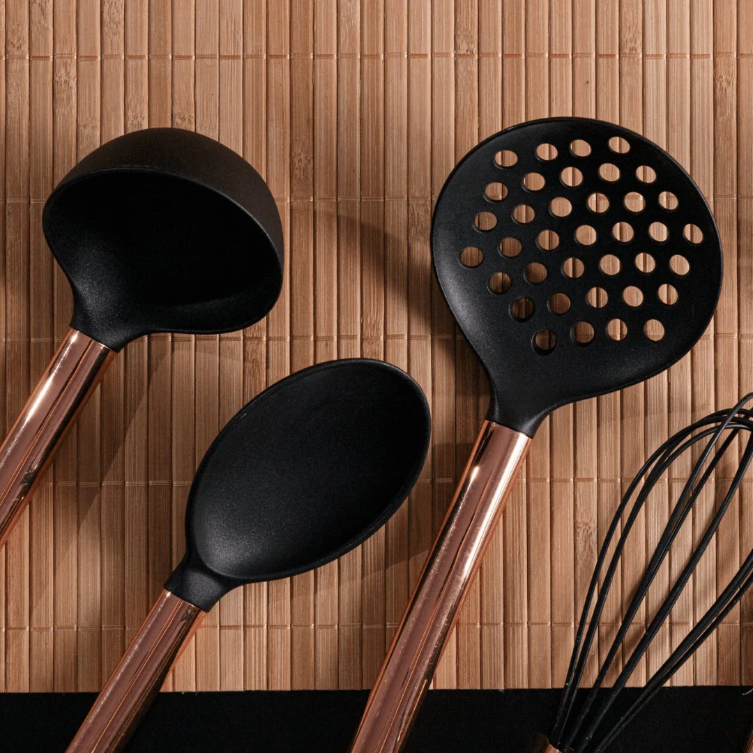Batedor de Ovos Nylon Preto com Cabo de Aço Inox Rose Gold - 26,5cm - Image 3
