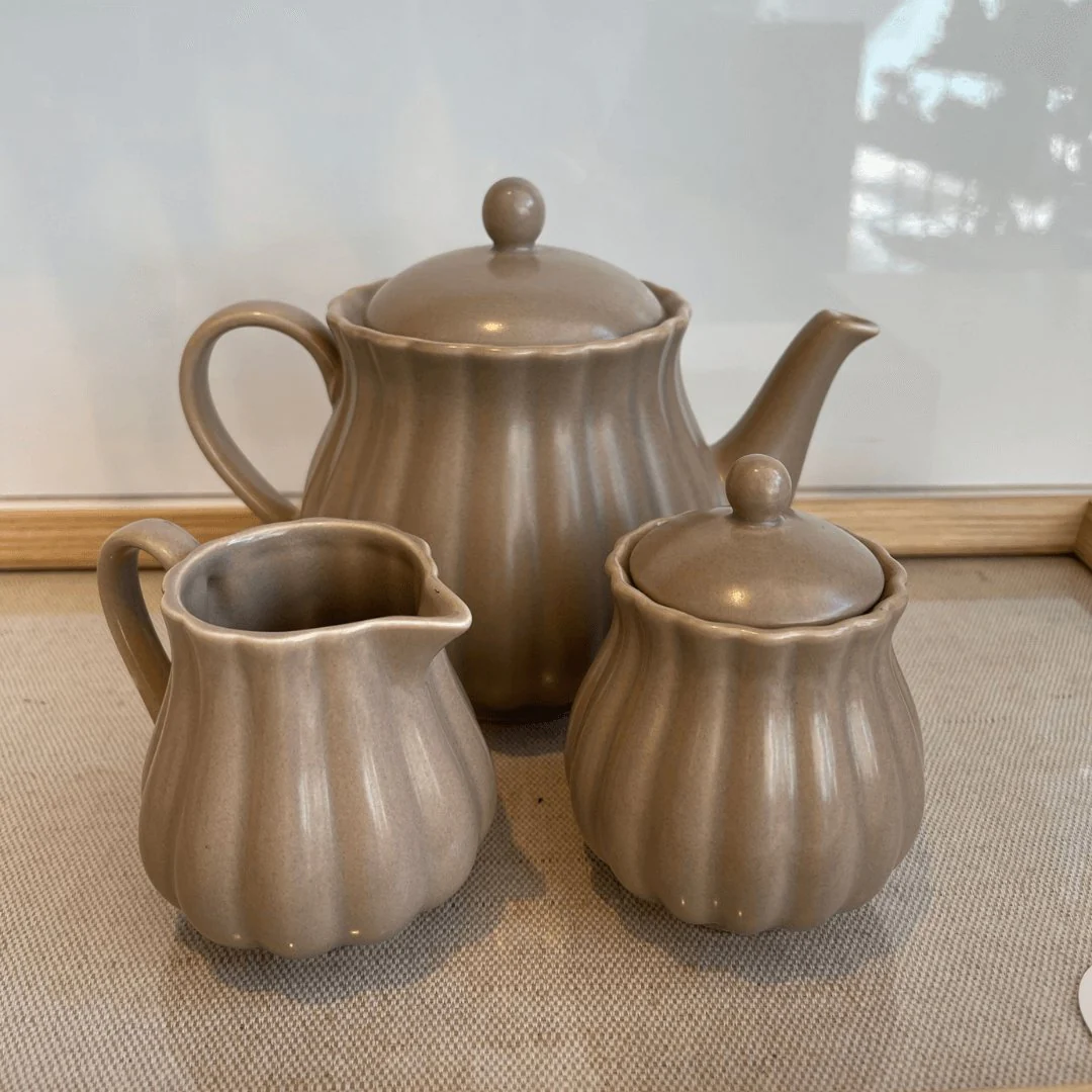 Bule de Porcelana Petala Areia Matt 950ml - Image 3