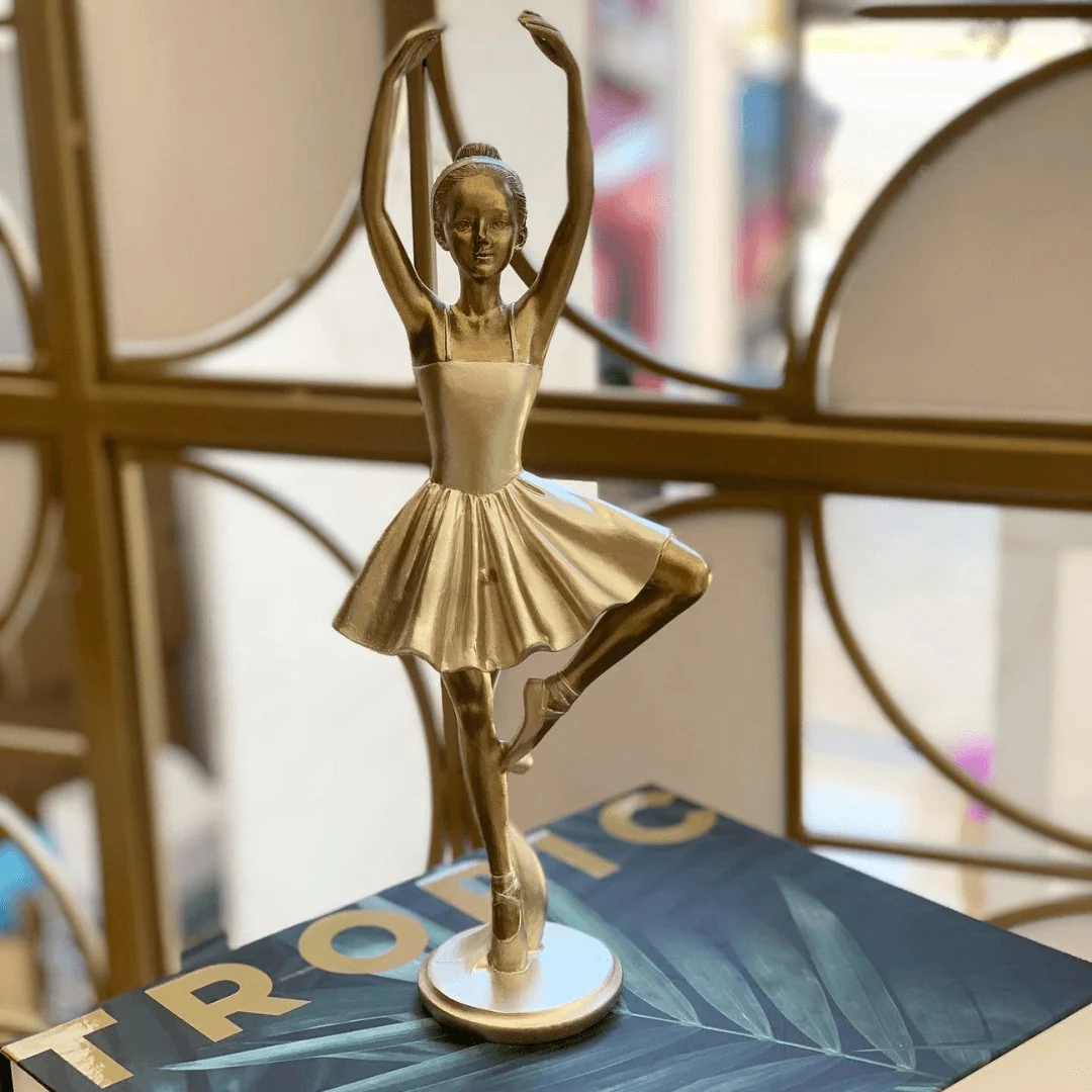 Escultura Bailarina Decorativa Dourada 28,5cm