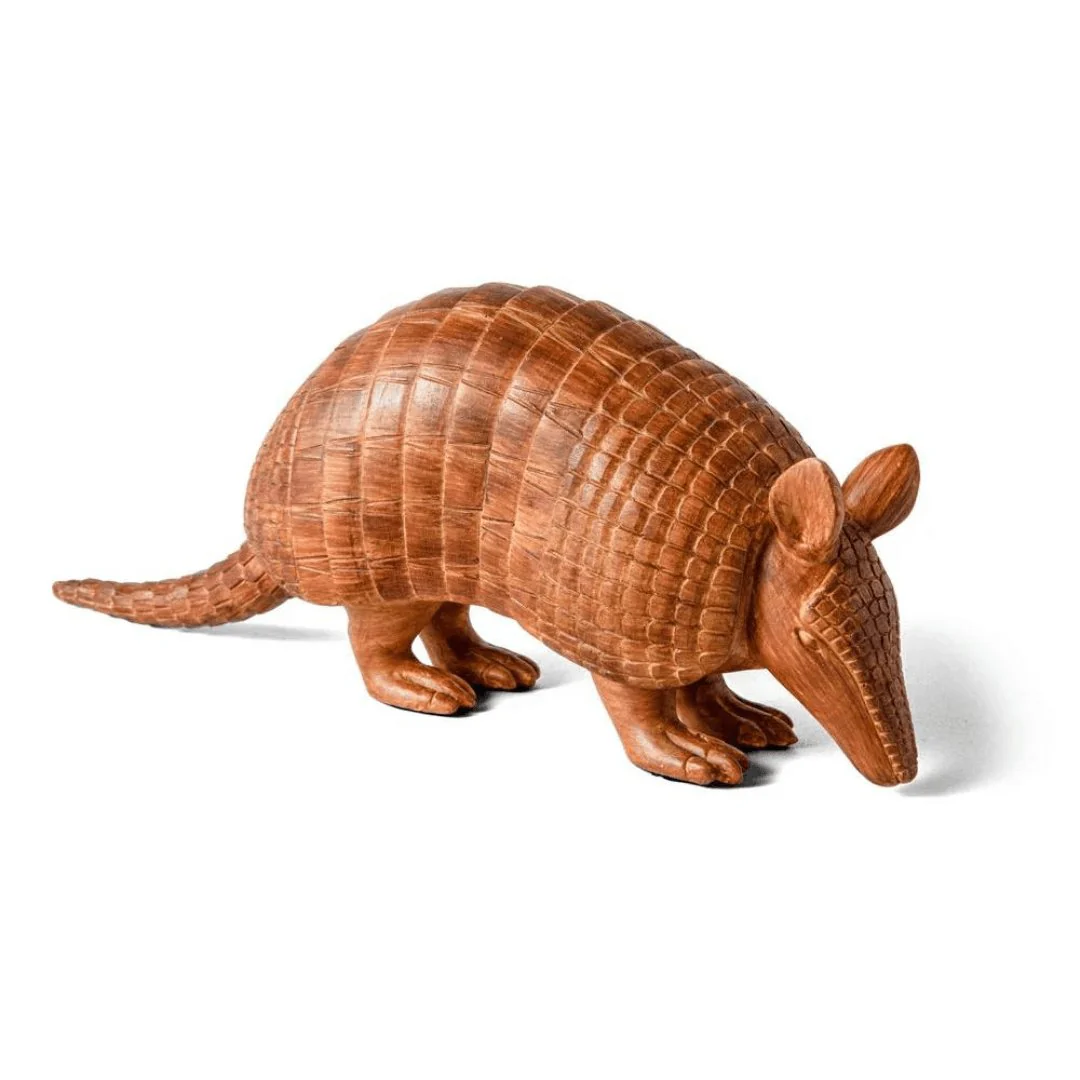 Escultura Decorativa Tatu em Poliresina Marrom 25,5cm - Image 3