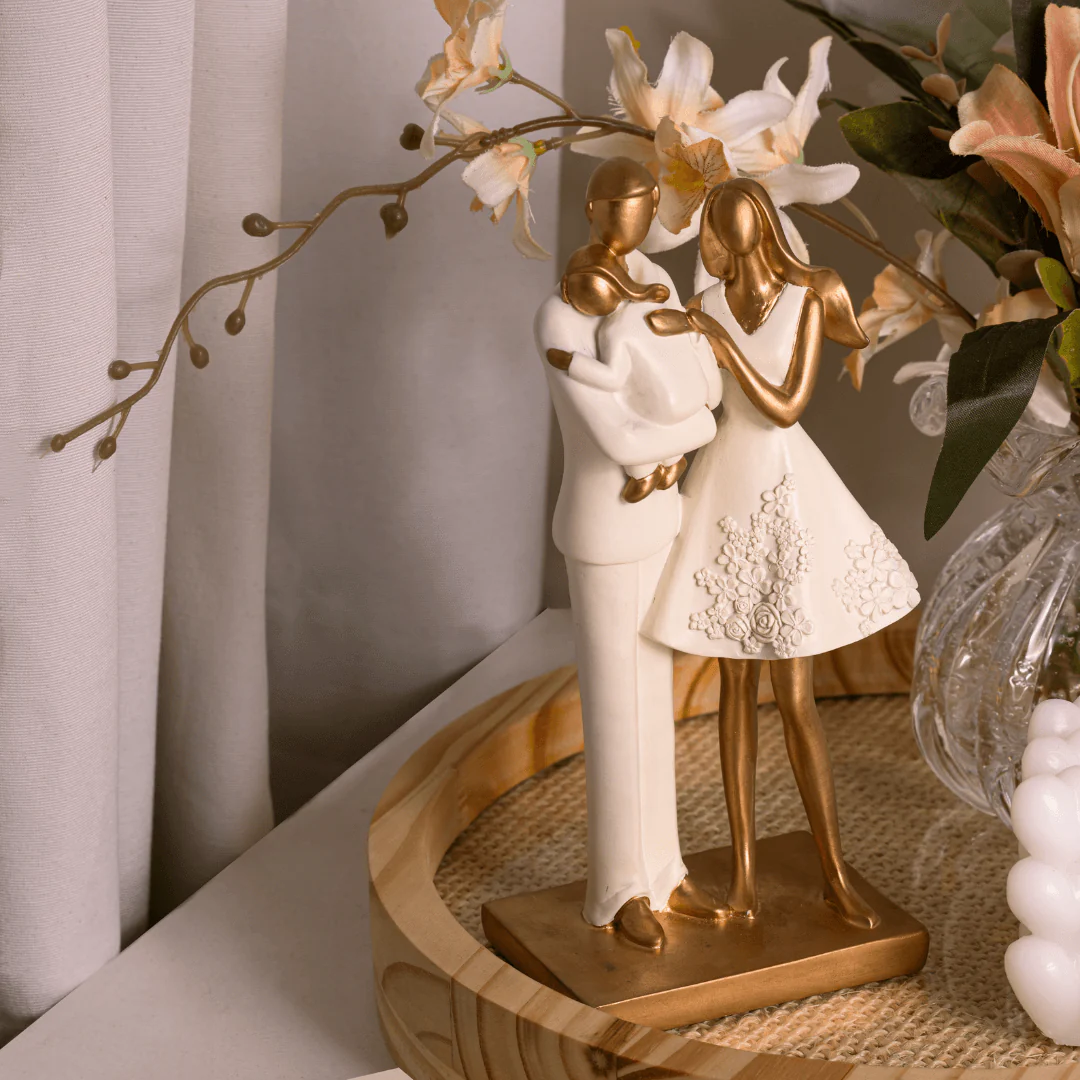 Escultura Familia de Resina Branco e Dourado 20cm - Image 3