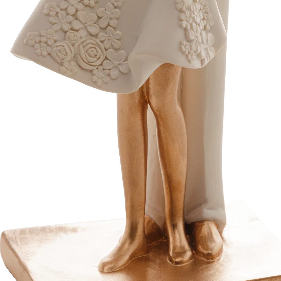 Escultura Familia Unida de Resina Branco e Dourado 20cm - Image 4