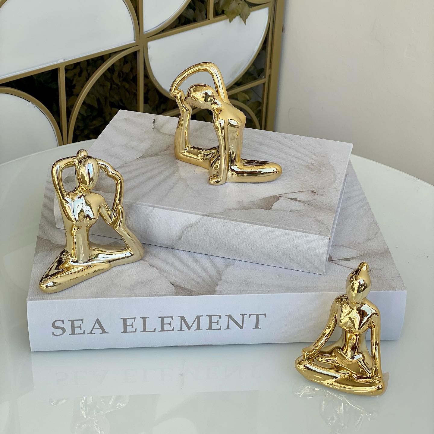 Escultura Mulher Yoga em Porcelana Dourado - Image 2