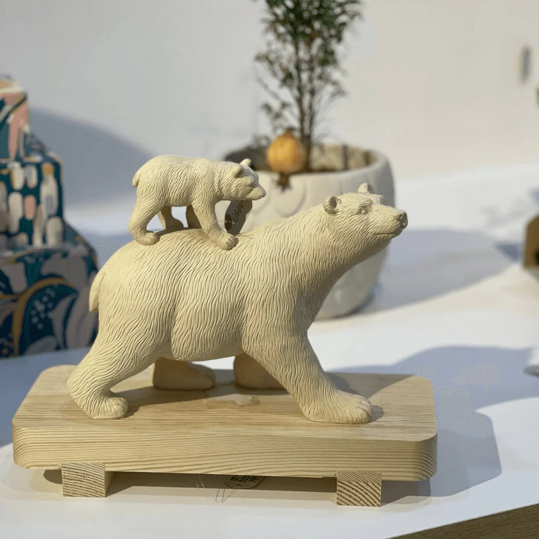 Escultura Ursos em Poliresina Branco 24cm - Image 2