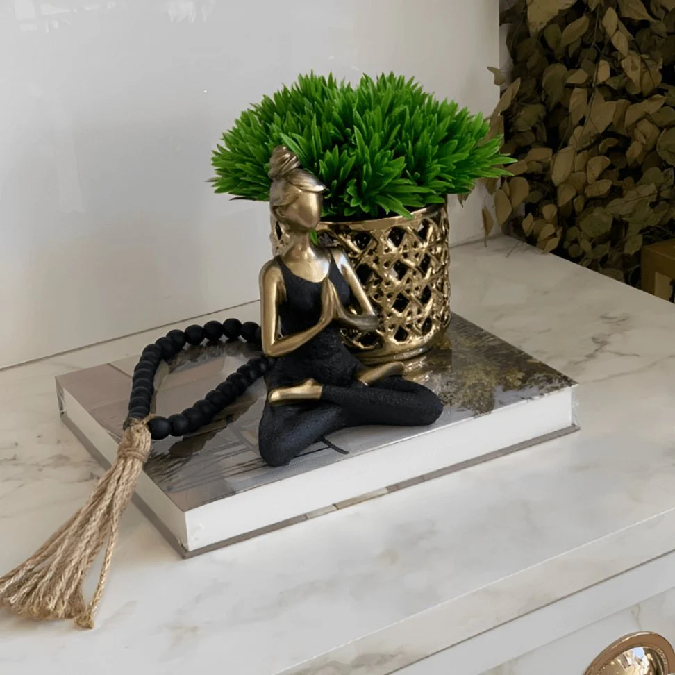 Estátua Mulher Ioga Decorativa em Resina Dourada e Preta 17,5cm - Image 2