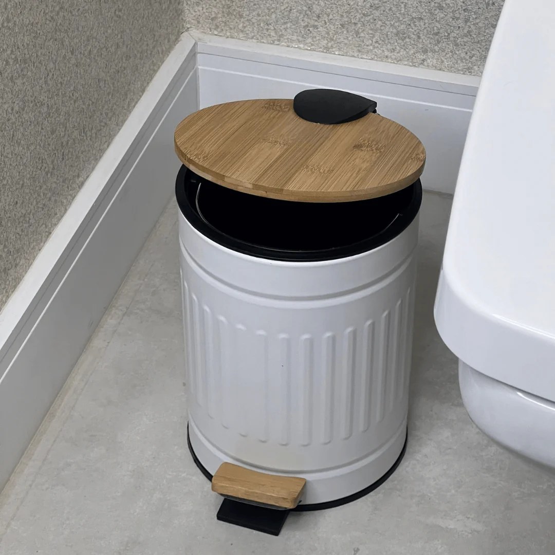 Lixeira Fluted de Metal com Tampa e Pedal de Bambu Branca 5 Litros - Image 3