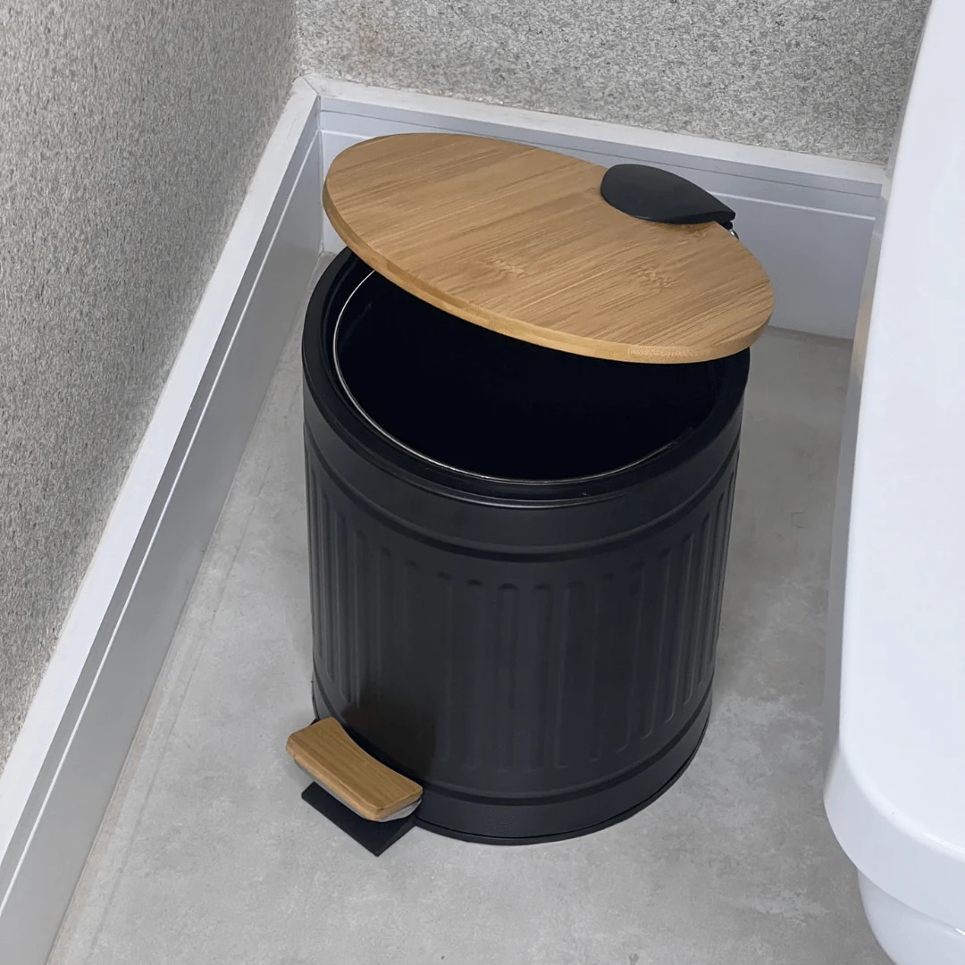 Lixeira Fluted de Metal com Tampa e Pedal de Bambu Preta 5 Litros - Image 3