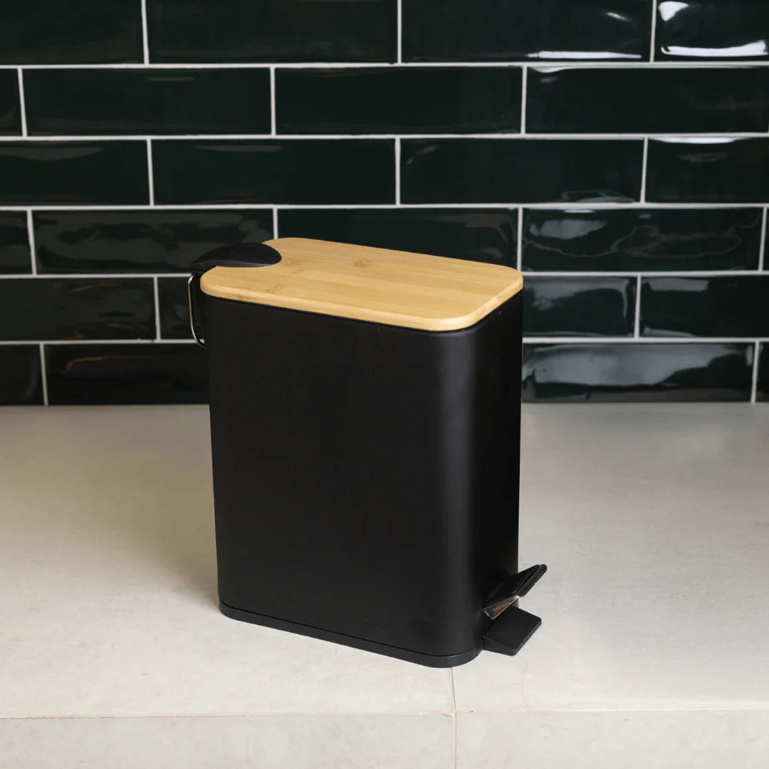 Lixeira Quadrada com Pedal de Metal e Tampa de Bambu Preta 5 L