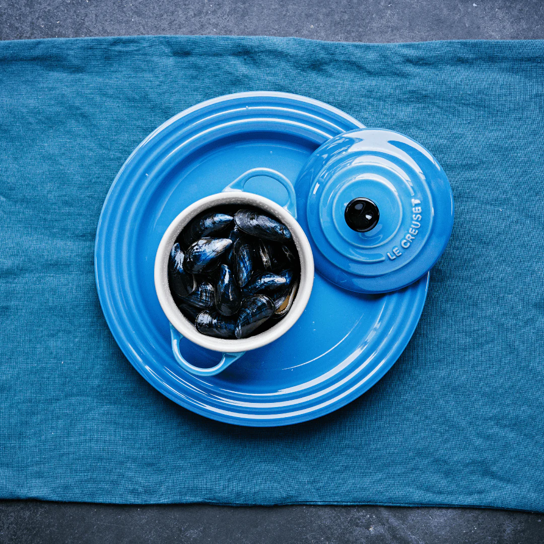 Mini Cocotte Caçarola Cerâmica Azul Marseille com Pegador Preto 14cm Le Creuset - Image 2