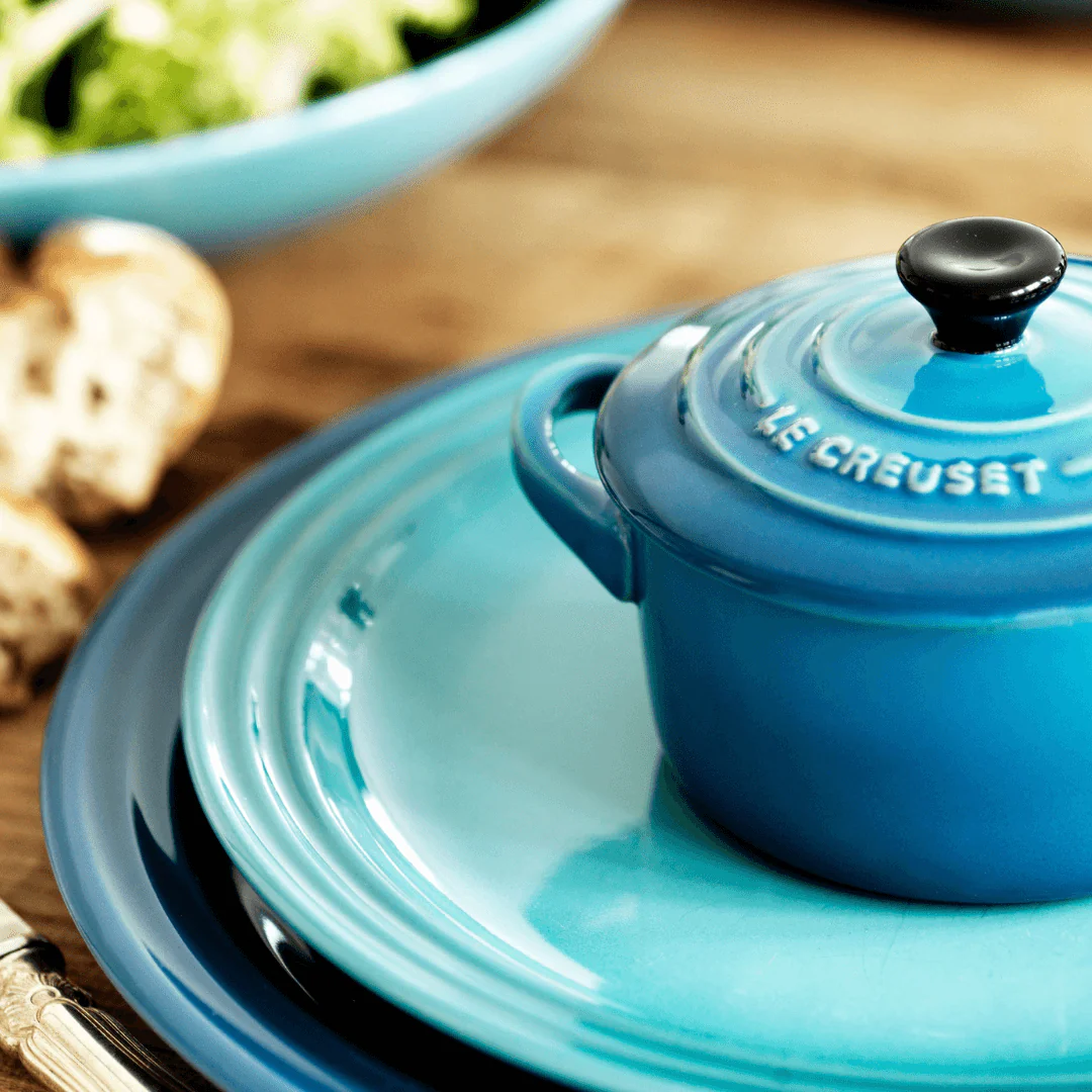 Mini Cocotte Caçarola Cerâmica Azul Marseille com Pegador Preto 14cm Le Creuset - Image 4