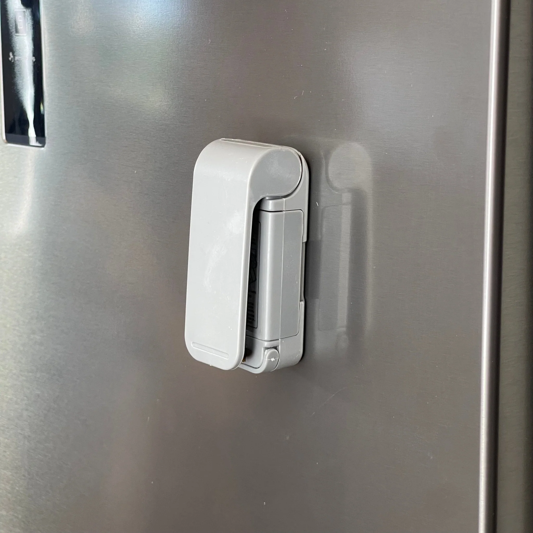Mini Seladora de Embalagem em Plástico com Imã Cinza - Image 3
