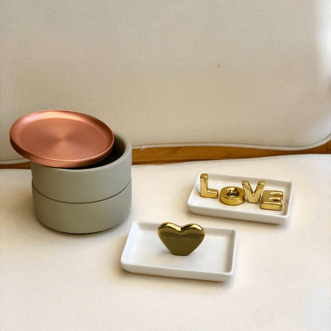 Porta Joias Branco Cerâmica com Palavra Love em Dourado 13cm - Image 2