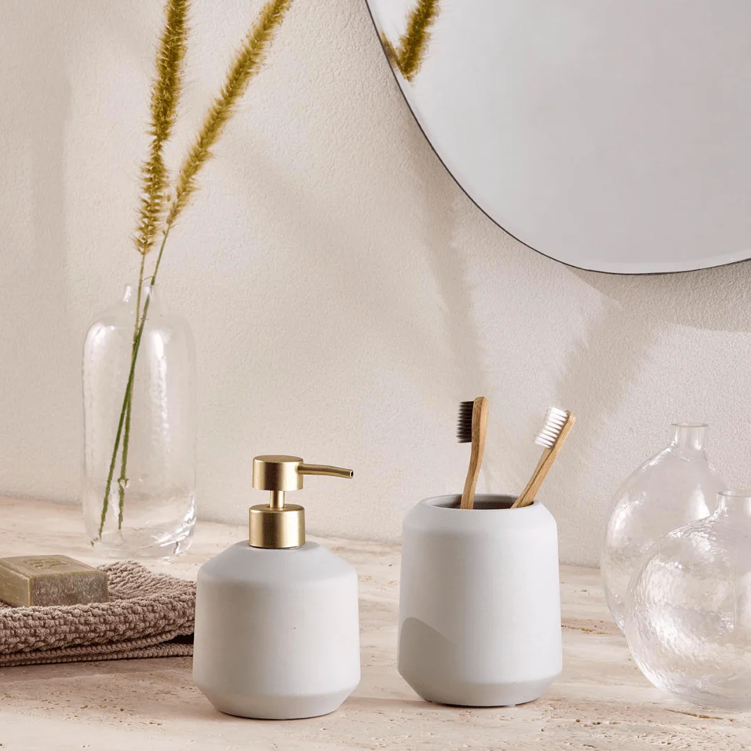 Porta Sabonete Liquido em Cimento Cinza e Dourado 200ml - Image 2