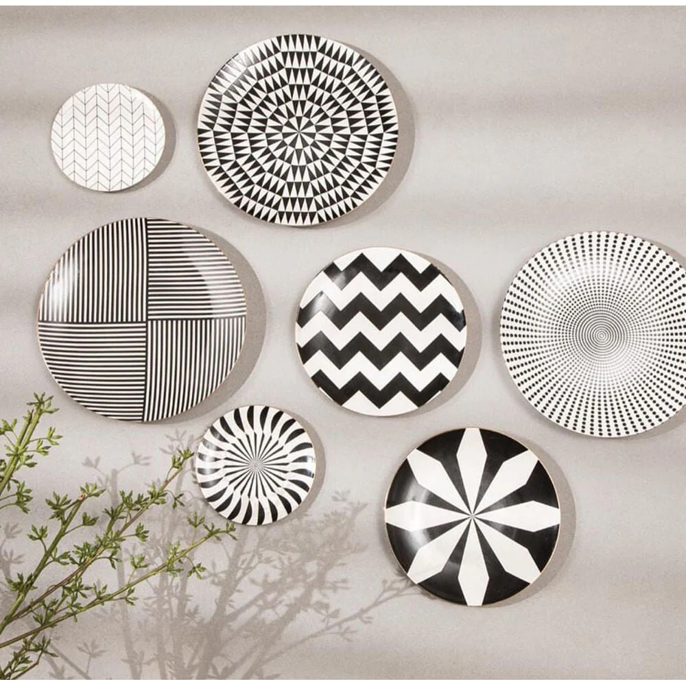 Prato Decorativo Em Ceramica Preto e Branco 22 cm - Image 2