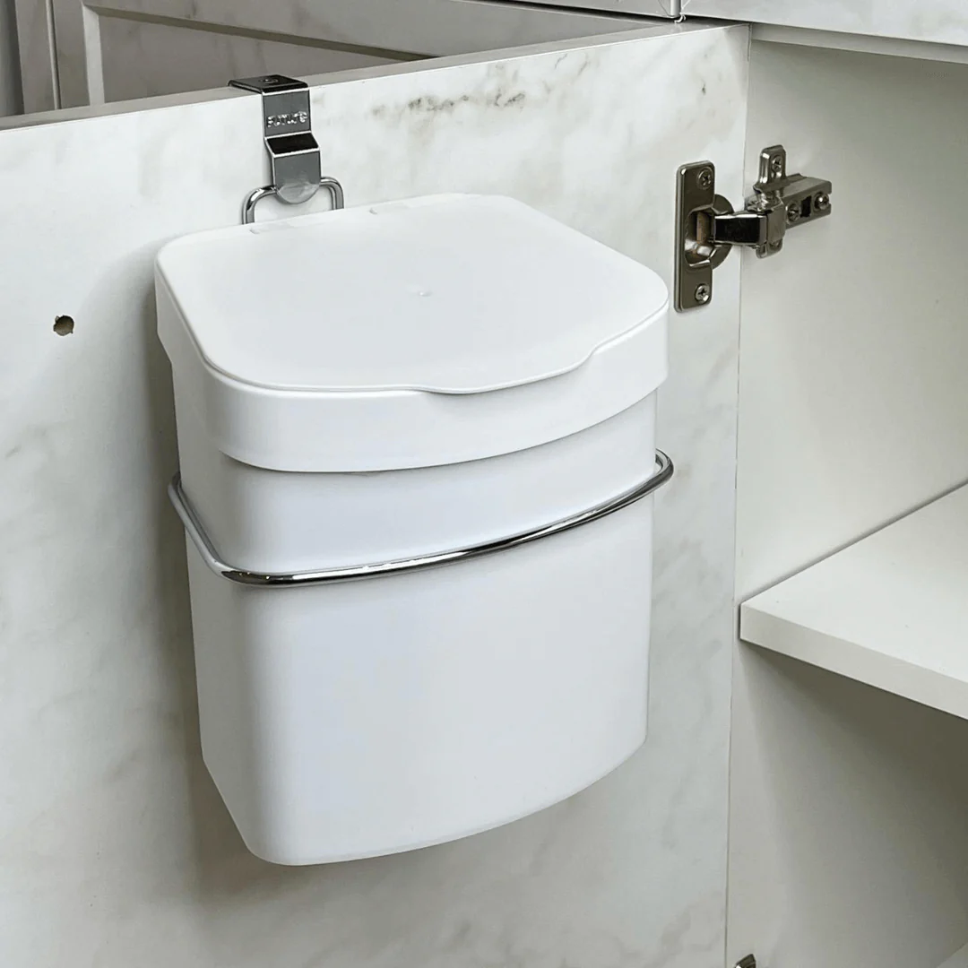 Suporte com Lixeira Plástica 2,5L para Porta de Armário - Image 2