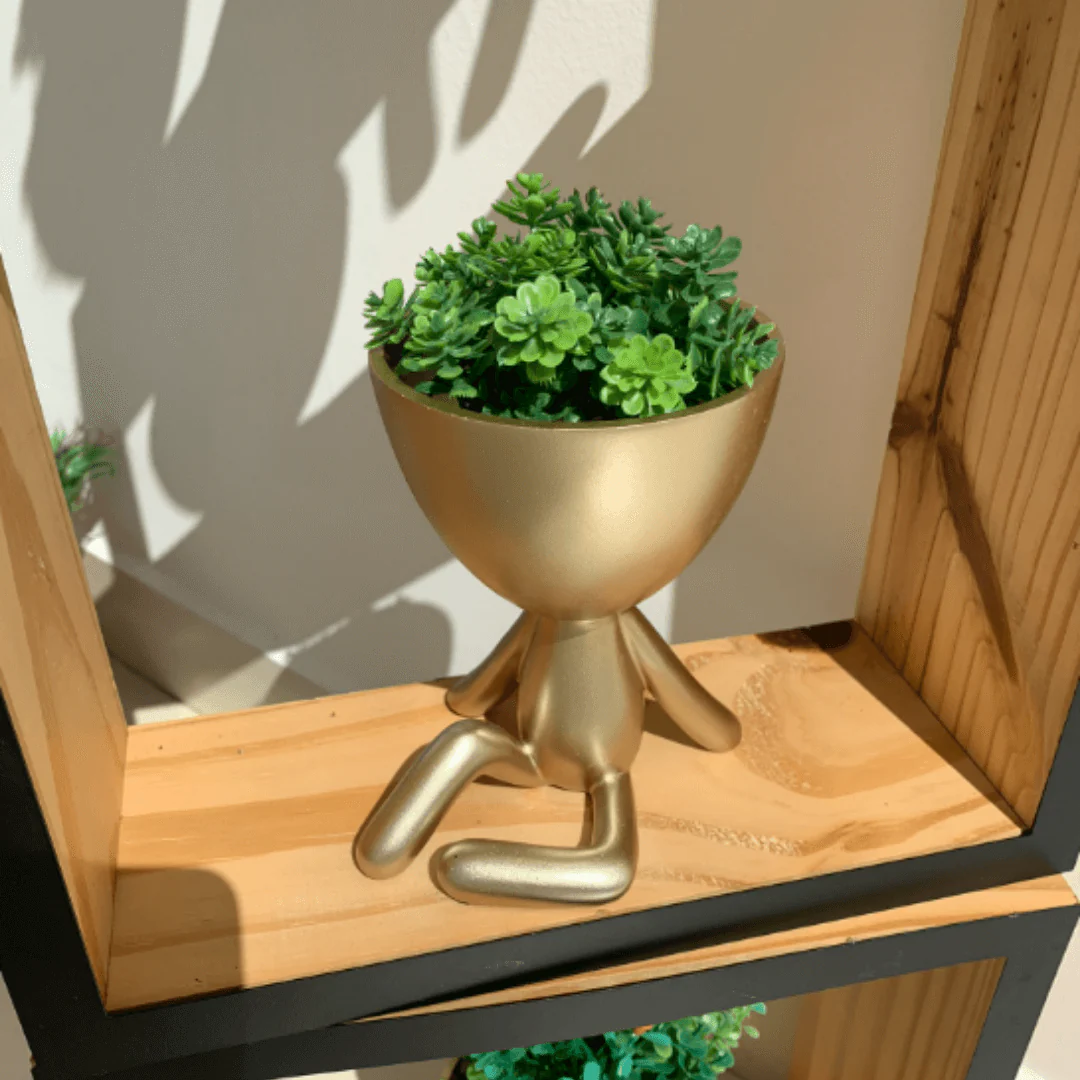 Vaso Cachepot Bob Sentado Com Uma Perna Levantada em Poliresina Dourado - Image 3