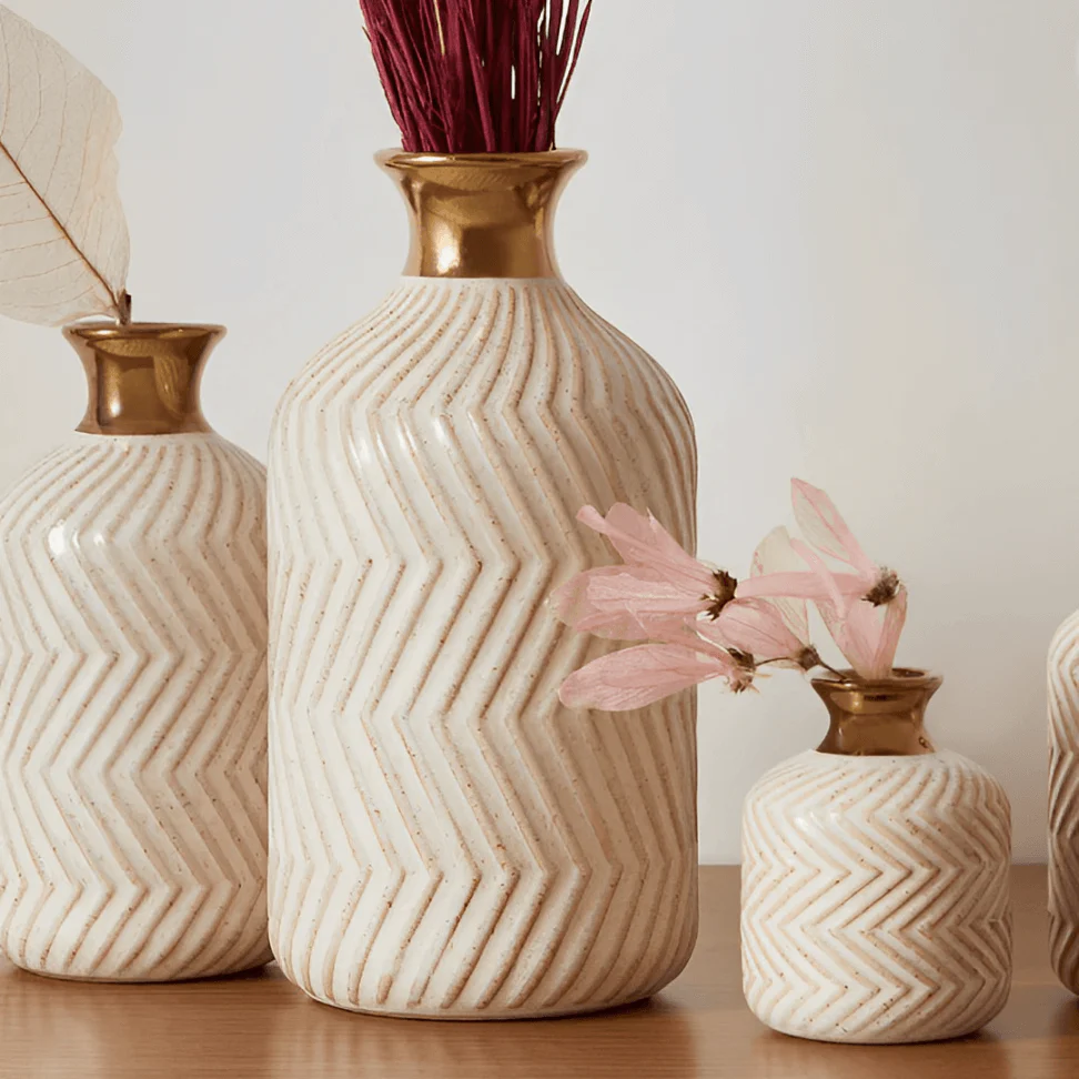 Vaso em Cerâmica com Ranhuras Bege e Dourado 14cm - Image 2